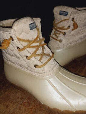 big girls size 4 quilted Sperry duck boots